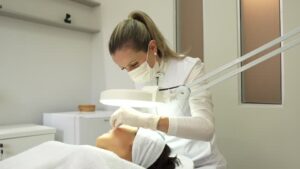 4 skin care for acne scars for dark spot according to dermatologist english.hapekit.com 